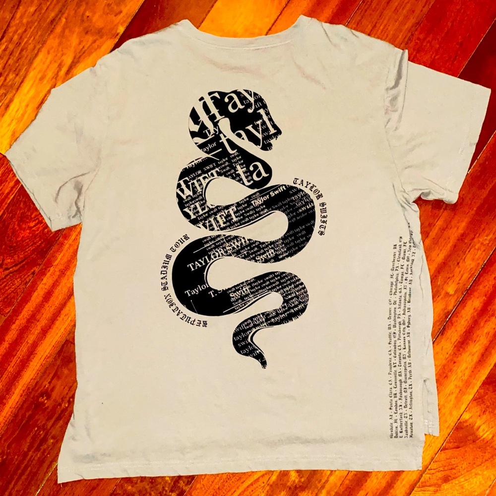 Taylor Swift Reputation Tour -  Army green Snake🐍 t-shirt sz:L runs XL brandNEW